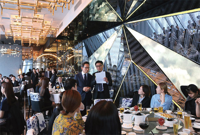 홍콩관광교역전이 마무리된 후, 행사 참가자들은 홍콩에서 가장 높은 ICC 빌딩의 스카이보스(SkyBoss) 레스토랑에 모였다