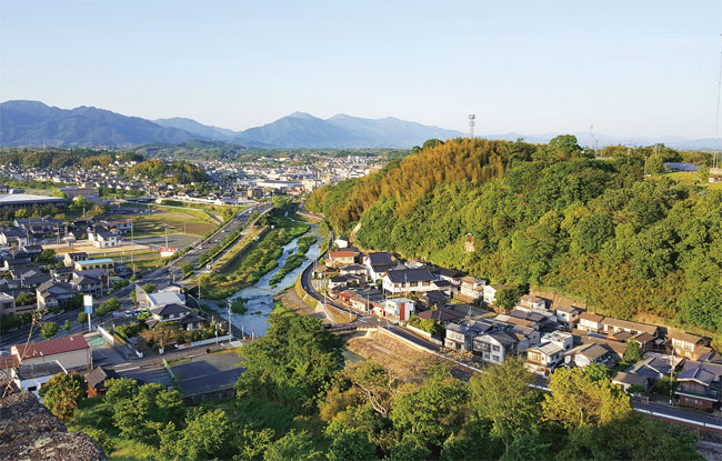 쓰야마성에서 바라본 고즈넉한 풍경. 저녁에는 무제한 야끼니꾸 특식으로 여행의 아쉬움을 달랜다 라베투어