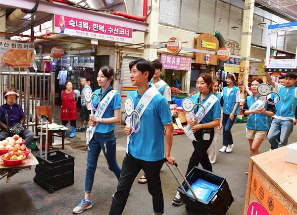 한국방문위원회는 창원 전통시장 상인을 대상으로 친절서비스 교육 및 환대 캠페인을 진행했다