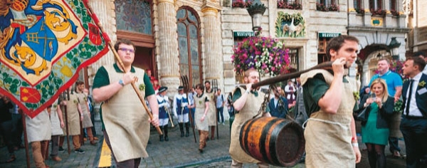 벨기에 맥주 축제가 9월7일부터 9일까지 그랑 플라스 광장에서 열린다. 사진은 전통 맥주통 운반식