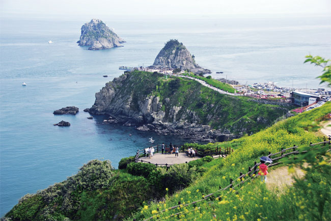 한국관광공사가 코리아둘레길 남해안길의 이름으로 남파랑길을 선정했다. 사진은 남파랑길의 시작인 부산 오륙도