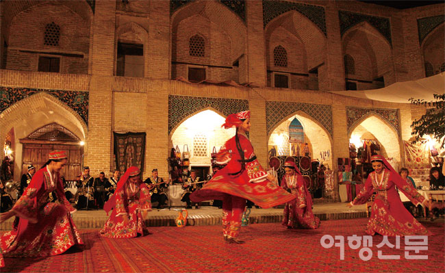 9월부터 11월 초까지는 우즈베키스탄 여행의 적기다. 사진은 우즈벡의 나지라 지반배기 춤