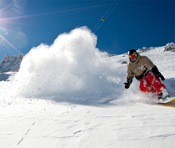 해발고도 2,400m의 고지대인 매머드 레이크에서는 여름에도 스키와 스노보드를 즐길 수 있다