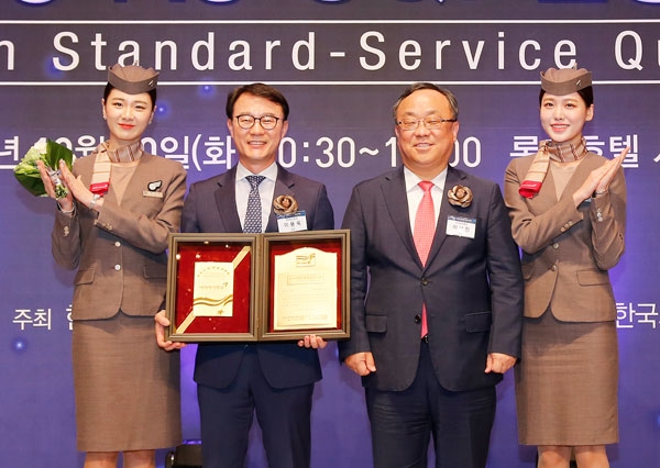 아시아나항공이 2018년 한국서비스품질지수에서 항공부문 1위를 수상했다