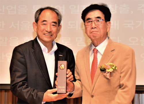 한국국제관광전 신중목 회장(오른쪽)이 관광 분야 서울시 문화상을 수상했다 KOTFA