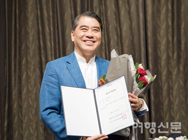 세방여행사 오창희 대표가 KATA 제10대 회장 당선증을 받고 환하게 웃고 있다