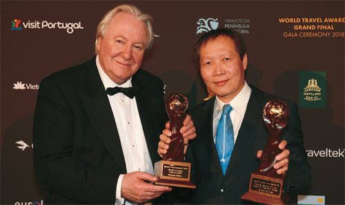 베트남항공이 2018년 월드 트래블 어워드에서 2관왕의 영예를 안았다. 사진은 베트남항공 응우엔 꾸옥 훙(Nguyen Quoc Hung) 프랑스&유럽지점 부지점장(오른쪽)과 WTA의 창립자 그레이엄 쿠크(Graham E Cooke) 회장과(왼쪽)