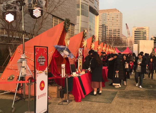 롯데제이티비가 지난 21일부터 25일까지 2018 송파·롯데 크리스마스 빌리지 행사에 참여해 일본 니가타현에 위치한 아라이 리조트를 홍보했다