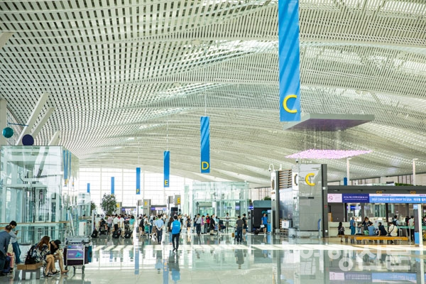 인천국제공항이 개항 이래 처음으로 국제여객 기준 세계 5위를 차지했다. 사진은 T2 출국장
