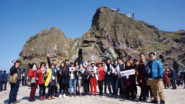 예인투어 울릉도 팸투어 참가자들이 독도를 배경으로 기념촬영을 하고 있다