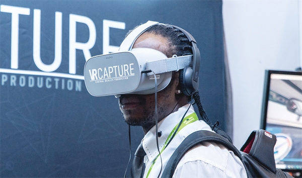 행사장에서 한 참가자가 VR로 아프리카의 매력을 체험하고 있다.
