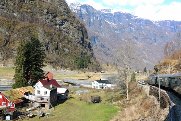 플롬 산악열차를 타면 노르웨이 산의 아름다움을 만날 수 있다