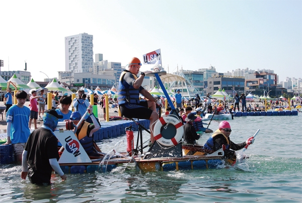 해양축제의 프로그램 중 하나인 ‘기발한 배 레이싱 대회’ ⓒ울산시