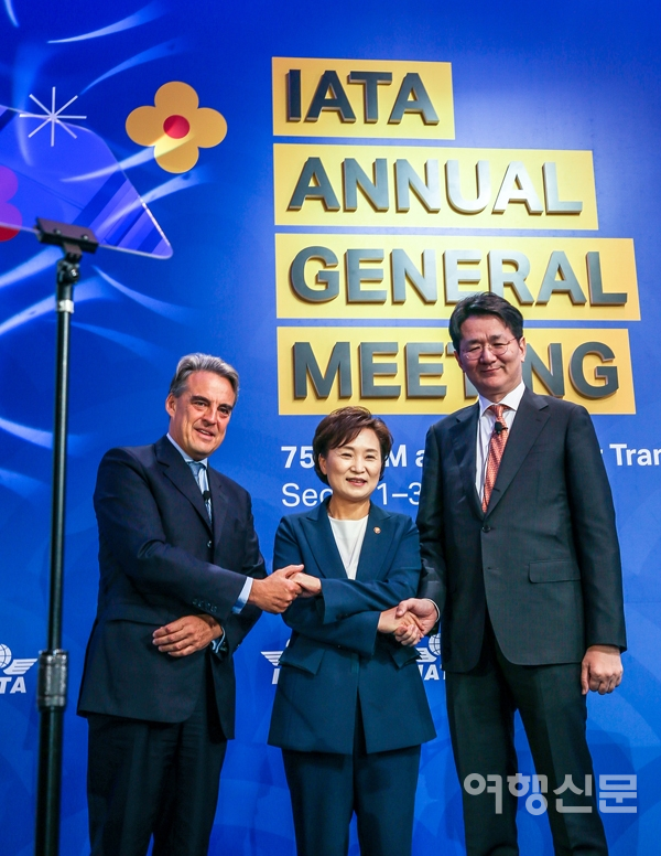 한국에서 처음으로 개최된 이번 총회는 대한항공 조원태 회장이 의장으로 나서 결의안 채택을 주도했다. (사진 왼쪽부터)IATA 알렉산드르 드 주니악 사무총장, 국토교통부 김현미 장관, 대한항공 조원태 회장