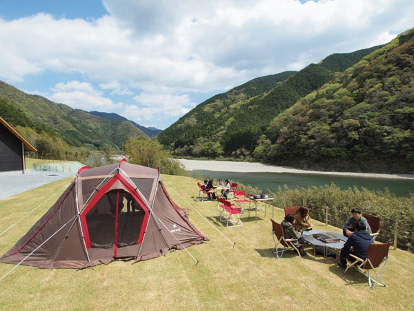 일본 고치현에 유명 아웃도어 브랜드가 조성한 캠핑장 4곳이 올해 연달아 오픈했다 ⓒ고치현
