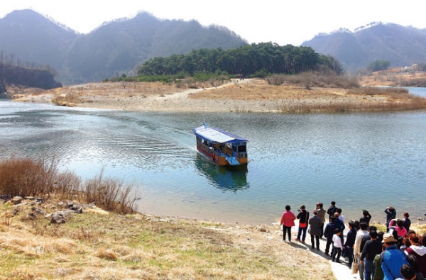 강과 절벽으로 막힌 육지 속의 외로운 섬 청령포