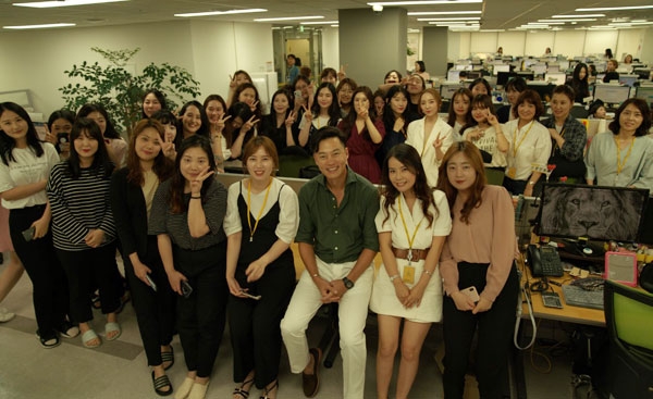 노랑풍선 전속모델 배우 이서진씨가 지난 22일 본사를 깜짝 방문해 임직원들과 특별한 이벤트를 진행했다 ⓒ노랑풍선