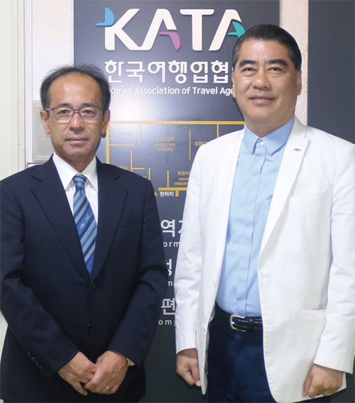 KATA 오창희 회장(오른쪽)과 오키나와컨벤션뷰로(OCVB) 시모지 요시로 회장이 기념촬영을 하고 있다  ⓒKATA