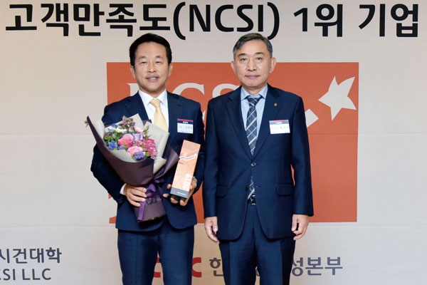 하나투어 김진국 대표이사(왼쪽)가 2019 NCSI 여행사 서비스업 부문 1위 수상 후 기념촬영을 하고 있다 ⓒ하나투어