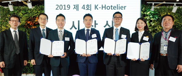 서울시관광협회 박정록 부회장(왼쪽 첫 번째)이 K-Hotelier 수상자들과 함께 기념촬영을 하고 있다 ⓒ서울시관광협회