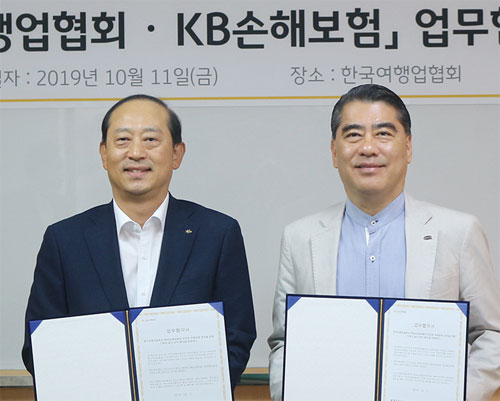 KATA 오창희 회장(오른쪽)과 KB손해보험 양종희 대표이사가 업무 협약을 맺은 후 기념촬영을 하고 있다 ⓒKATA