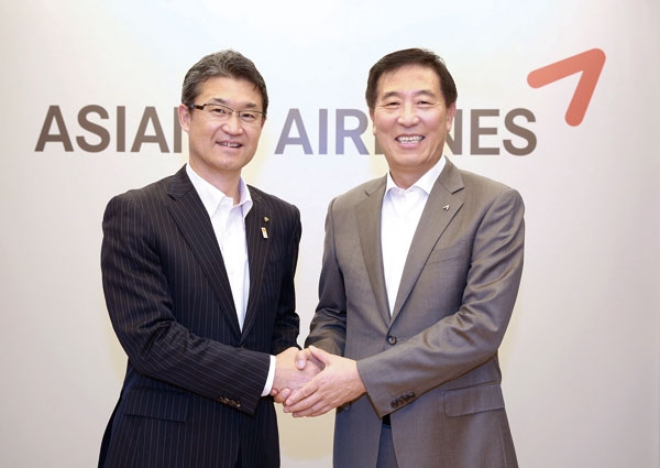 지난달 23일 아시아나항공 한창수 사장(오른쪽)과 아시아나항공을 방문한 미야자키현 코오노 슌지 지사가 만나 민간 교류 증진 방안에 대해 논의하는 시간을 가졌다 ⓒ아시아나항공