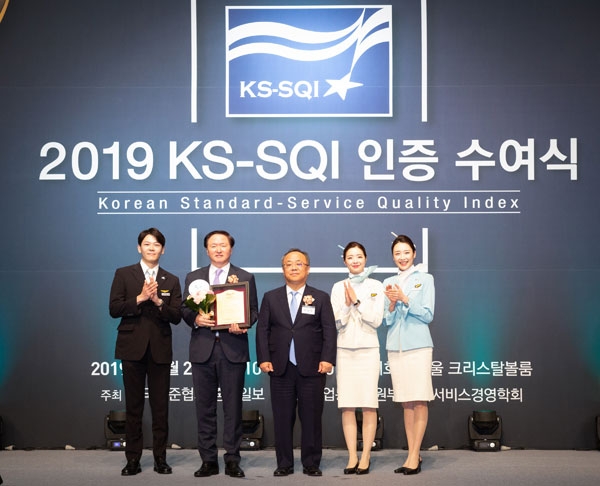 왼쪽사진부터 대한항공 우기홍 대표이사(왼쪽에서 두 번째)와 이상진 한국표준협회 회장(가운데)이 관계자들과 기념촬영을 하고 있다 ⓒ대한항공