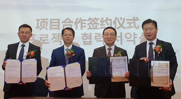 서울시관광협회 남상만 회장(왼쪽 세번째)과 쭌이시인민정부 호홍성 상무부시장(왼쪽 두번째) 등 관계자들이 관광활성화를 위한 업무협약을 체결했다