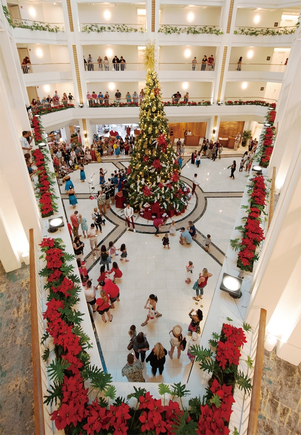 포시즌스 오아후가 연말연시 및 새해를 기념하는 다양한 이벤트를 준비했다. 올해 12월8일부터는 호텔 로비에 9m 높이의 크리스마스트리가 설치될 예정이다 ⓒ포시즌스 오아후