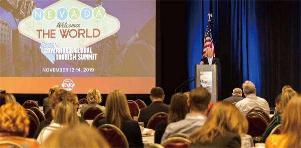 미국여행협회 로저 다우 회장이 2020 IPW에 대해 소개하고 있다