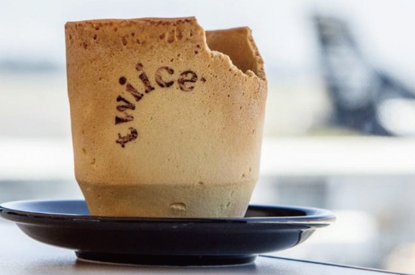 에어뉴질랜드가 식용 컵을 시범 론칭했다. 향후 식용 커피 잔과 디저트 용기로 확대 도입하겠다는 계획이다 ⓒ에어뉴질랜드