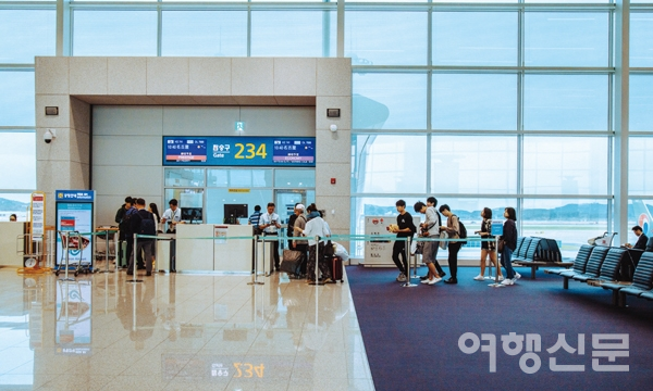 올해 한국 여행 산업은 일본 보이콧이 본격화된 7월 이후 크게 흔들리기 시작했다. 사진은 9월 승객이 줄어 한산한 인천공항 일본행 탑승구 모습