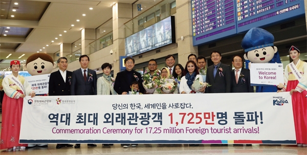 문관부 박양우 장관(왼쪽에서 여섯 번째)이 1,725만명째 입국객 가족을 환영하고 관계자들과 기념촬영을 하고 있다 ⓒ한국관광공사