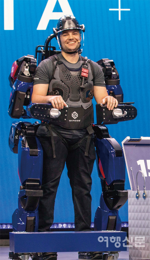 델타항공이 자사 공항직원들의 업무 효율성과 안전 강화를 위해 산업용 웨어러블 로봇 전문업체 사코스 로보틱스와 협업했으며, 지난 7일 기조연설에서 전신형 외골격 로봇 ‘가디언 XO'를 공개했다