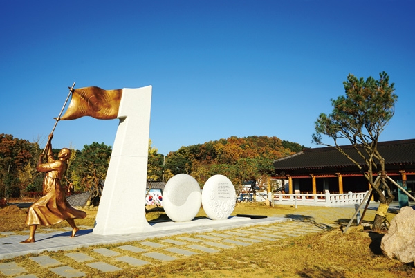 경상북도독립운동기념관을 지키고 있는 3·1운동 100주년 기념 동상