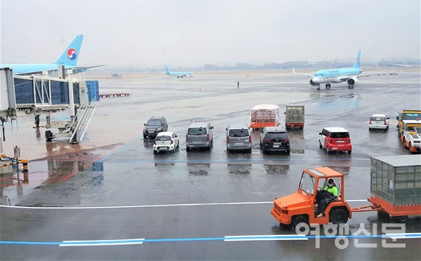 코로나19 쇼크로 공항 주기장에 세워진 유휴 항공기는 늘어가는데 주기료는 변동이 없어 LCC들의 부담이 가중되고 있다. 사진은 최근 김포공항