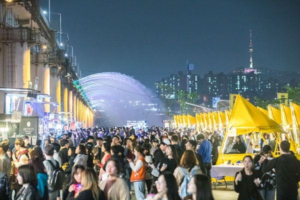 우리나라 야간관광 활성화를 위한 움직임이 시작됐다. 사진은 서울 한강 밤도깨비 야시장 모습 ⓒ한국관광공사
