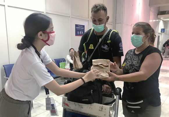 관광청과 항공사가 코로나19로 발 묶인 해외 체류객들을 돕는다. 사진은 마닐라 니노이 아키노 국제공항에서 외국인 관광객에게 말라사키트(MalasaKit)를 제공하는 모습 ⓒ필리핀관광부
