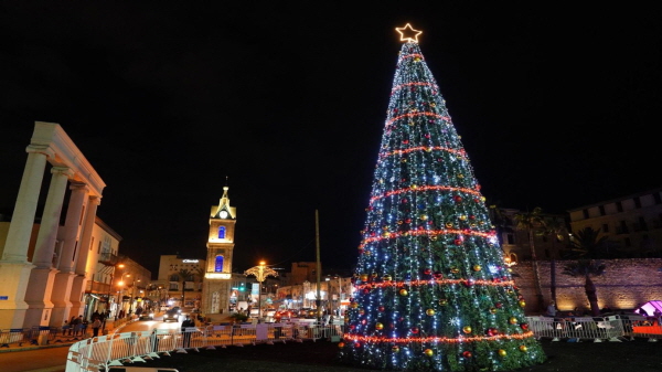 이스라엘 텔아비브-야포의 12월은 크리스마스를 위한 불빛과 유대인들의 명절 하누카(수전절)을 기념하는 조명으로 매일 화려하다. 사진은 자파 아이코닉 시계 광장에 설치된 크리스마스 트리 조명 / 이스라엘관광청