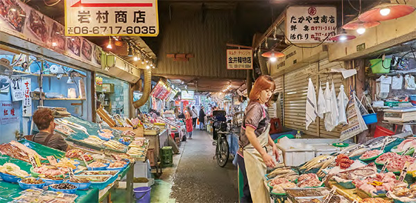 오사카 최대 한인타운 츠루하시. 츠루하시 시장에는 오사카의 삶을 살아가는 한인들의 모습이 담겨 있다