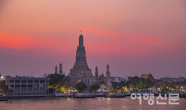 관광의존도가 큰 태국은 관광객 유치를 위한 다양한 실험을 펼치고 있다. 사진은 방콕 왓 아룬
