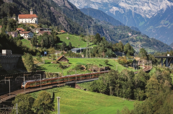 스위스가 140년 역사의 고타드 파노라마 철로를 따라 여행할 수 있는 ‘트레노 고타르도(Treno Gottardo)’ 기차를 론칭했다. 취리히와 바젤에서 매시간 운행해 루체른을 거쳐 로카르노까지 이어진다. 사진은 트레노 고타르도 / 스위스정부관광청