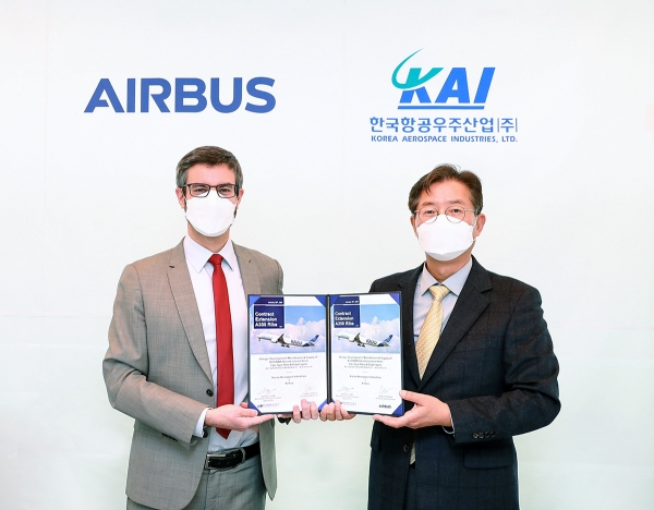 에어버스 코리아 파브리스 에스피노자(Fabrice Espinosa) 대표(왼쪽)와 한국항공우주산업 김형준 부사장(오른쪽)이 A350 부품 공급 계약을 연장하기로 합의했다 / 에어버스