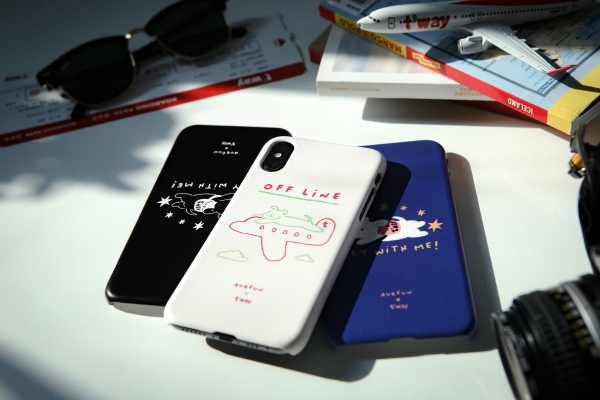 티웨이항공이 유기견 기부 브랜드 아우른과 함께 4월30일까지 휴대폰 케이스를 한정 판매한다/ 티웨이항공