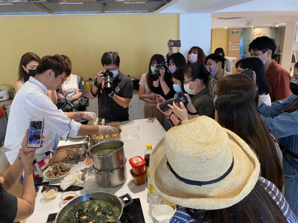 부산관광공사가 온라인과 오프라인 투 트랙 홍보 전략을 통해 침체된 부산 관광에 활력을 넣는다. 사진은 타이완에서 열린 음식 만들기 체험 행사 /부산관광공사