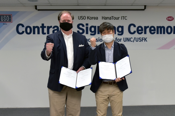 하나투어는 USO Korea(United Service Organization)와 주한미군 대상 JSA 투어 사업권 획득에 관한 계약을 체결했다. USO KOREA 더글러스 볼탁(Douglas Boultuc) 지사장(왼쪽)과 하나투어ITC 이제우 대표이사가 계약을 맺고 기념촬영을 하고 있다 / 하나투어