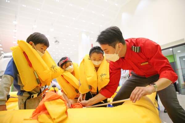 티웨이항공이 4월25일 임직원 자녀를 대상으로 크루 클래스 체험 프로그램을 진행했다 / 티웨이항공