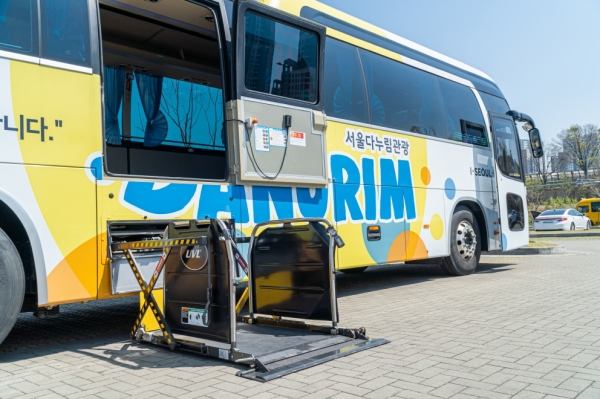 관광 약자의 관광 편의를 돕는 ‘서울다누림버스’가 4일부터 운행을 개시했다. /서울관광재단
