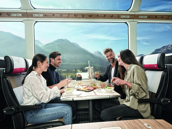 스위스 기차의 파노라마 통창은 광활한 자연 풍경을 선사한다 / 스위스정부관광청