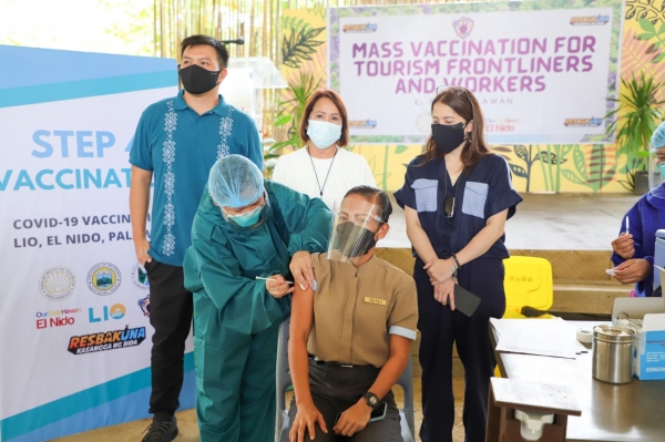 필리핀이 팔라완, 보홀, 보라카이 등 주요 여행지 관광업 종사자들의 백신 접종을 적극 주도하고 있다 / 필리핀관광부